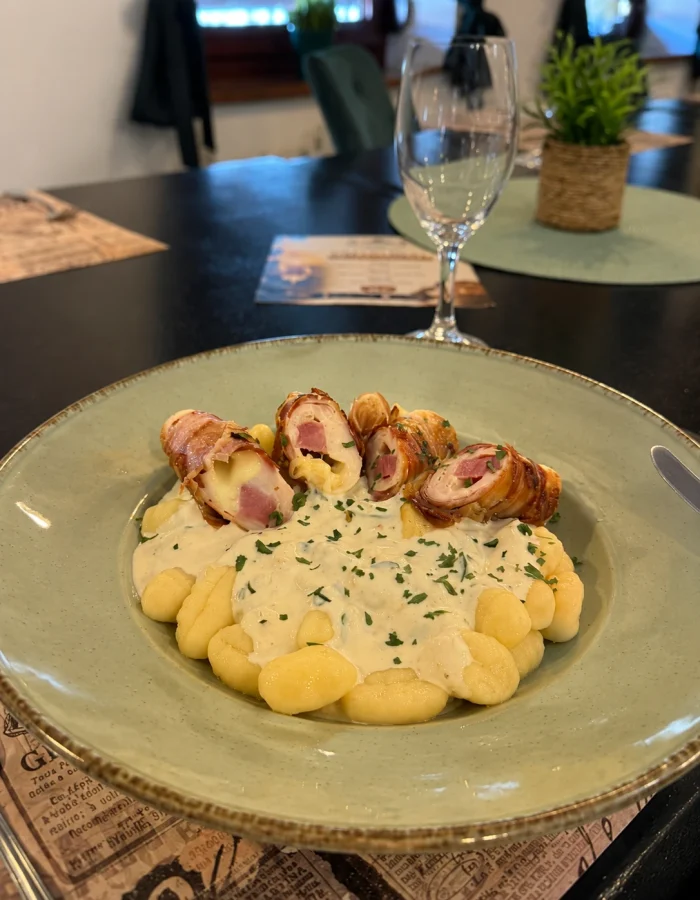 Domaći njoki u kremastom umaku od sira s hrskavom pancetom – Restoran Baranjska priča