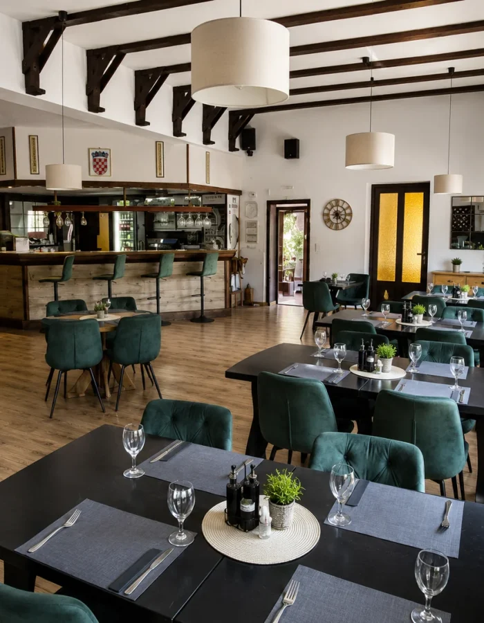 Prostrana unutrašnjost restorana Baranjska priča s pogledom prema šanku