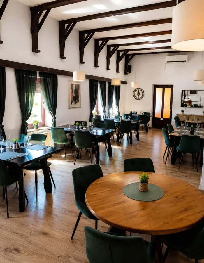Moderna i ugodna unutrašnjost restorana Baranjska priča spoj je tradicionalnog baranjskog ambijenta i suvremenog uređenja.