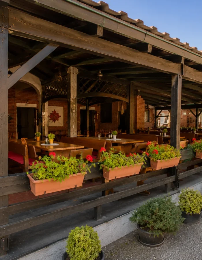 Ugodna terasa restorana Baranjska priča ukrašena cvijećem