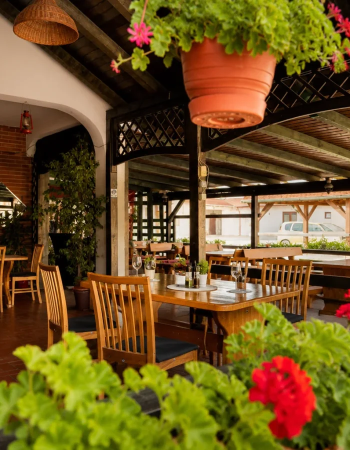 Natkrivena terasa restorana Baranjska priča s drvenim stolovima